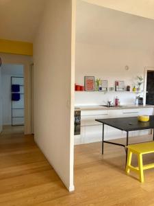 Televízia a/alebo spoločenská miestnosť v ubytovaní Charmant Appartement Pop - Arty