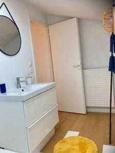 托農萊班的住宿－Charmant Appartement Pop - Arty，白色的浴室设有水槽和镜子