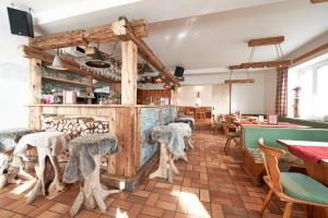 a restaurant with tables and chairs in a room at Xeis NeSt in Admont