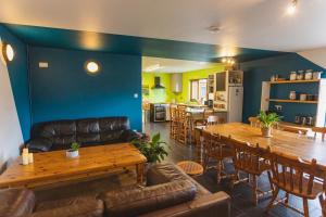 Lochaline的住宿－Highland Basecamp，客厅配有沙发和桌子