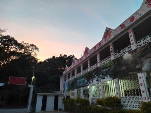 a building with a painting on the side of it at HOTEL ESTRELLA HUASTECA in Aquismón +20 photos