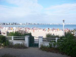 una playa con un montón de gente en ella en Les Tilleuls en Le Pouliguen