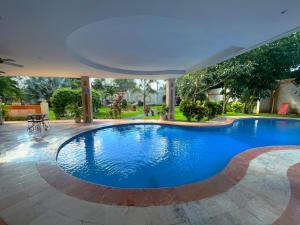 - une piscine dans une villa avec un complexe dans l'établissement Hotel Palacio Maya, à Mérida