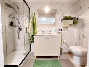 een badkamer met een wastafel, een douche en een toilet bij Mi casa es tu casa in Napels