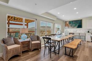 a dining room with a table and chairs at A Wave From It All in Hollister