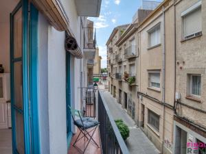 um apartamento varanda com vista para uma rua em Joan Goula em Sant Feliu de Guíxols