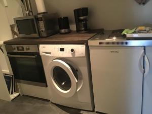 eine Küche mit einer Waschmaschine und einer Waschmaschine in der Unterkunft Bokelrehm in Bokelrehm