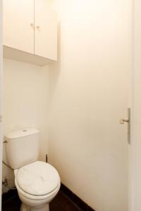 baño con aseo blanco en una habitación en Soleil 77 YourHostHelper, en Cannes