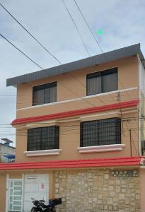 un edificio con una motocicleta estacionada frente a él en Casa Serena, en Guayaquil