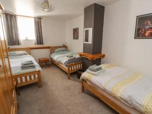 Katil atau katil-katil dalam bilik di Mellfell Cottage