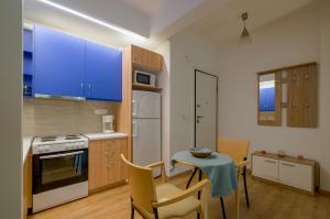 A kitchen or kitchenette at Nice 1BD apartment close to metro station Ampelokipoi Még 35 kép