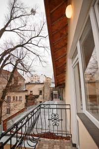 リヴィウにあるMini-Hotel Guest House Inn Lvivの市街の景色を望むバルコニー