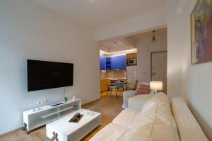A television and/or entertainment centre at Nice 1BD apartment close to metro station Ampelokipoi