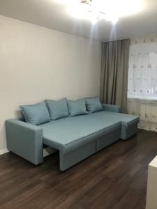 卡拉干達的住宿－Люкс в центре Караганды，客厅的沙发配有蓝色枕头