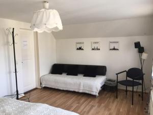 een slaapkamer met een bed, een tafel en een stoel bij Motel Villa Søndervang twin room in Harndrup