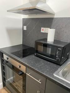 倫敦的住宿－007- S1premium location studio apartment central London，厨房的台面上有一个微波炉