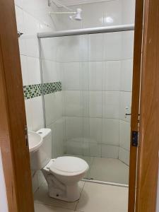 een badkamer met een toilet en een douche bij HOTEL E POUSADA VILLA D' MARI in Goiânia