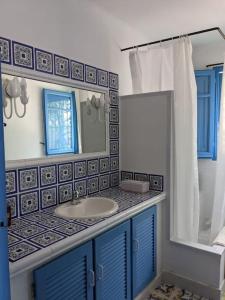 uma casa de banho com um lavatório e um espelho em Casa rural frente al mar La Toscana em Les Cases d'Alcanar