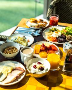 una tavola ricoperta di piatti di cibo e bevande di Santiago Marriott Hotel a Santiago