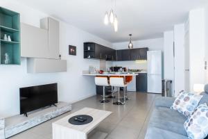 salon z kanapą i kuchnią w obiekcie 1-Br apartment in Palm Beach swimming pool parking w Cannes