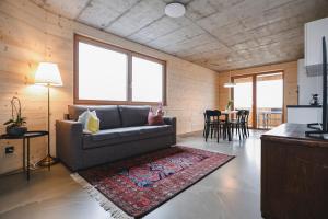 ein Wohnzimmer mit einem Sofa und einem Tisch in der Unterkunft BOUTIQUE APARTMENTS LUSTENAU Nachhaltige Kühlung über Erdsonde und Fussbodenkühlung in Lustenau