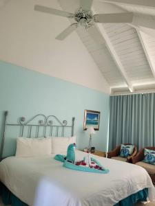 un dormitorio con una cama con un animal de peluche en Sibonne Beach Hotel, en Grace Bay
