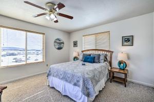 Ένα ή περισσότερα κρεβάτια σε δωμάτιο στο Stunning Utah Home 30 Mi to Zion Natl Park