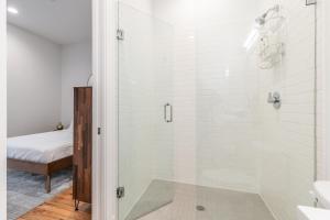 baño con ducha y puerta de cristal en Stylish & Perfectly Located Luxury 2-Bed Townhome, en Dallas