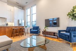 sala de estar con sillas azules y mesa en Stylish & Perfectly Located Luxury 2-Bed Townhome, en Dallas