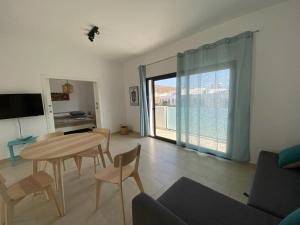 een woonkamer met een tafel en een tafel en stoelen bij Casa Monte y Mar in Morro del Jable
