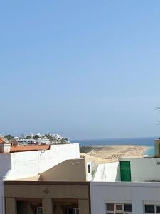 een uitzicht op een gebouw met de oceaan op de achtergrond bij Casa Monte y Mar in Morro del Jable