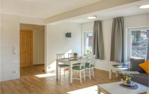 een keuken en een woonkamer met een tafel en stoelen bij Nice Apartment In Loxstedt With Wifi And 1 Bedrooms in Loxstedt