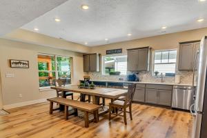 eine Küche mit einem Holztisch und Holzstühlen in der Unterkunft Beary Cozy Cabin in Hollister