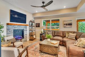 ein Wohnzimmer mit Couch und Kamin in der Unterkunft Beary Cozy Cabin in Hollister