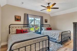 ein Schlafzimmer mit zwei Betten und einem Deckenventilator in der Unterkunft Beary Cozy Cabin in Hollister + 58 Fotos