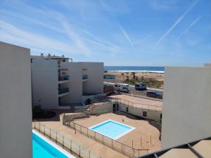 widok na budynek z basenem i plażę w obiekcie Mint Deluxe Cotillo I by Sea You There Fuerteventura- Seaviews w mieście Cotillo