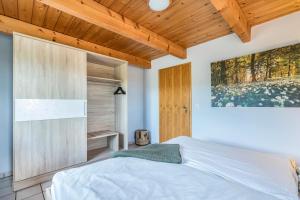 ein Schlafzimmer mit einem Bett und einem Wandgemälde in der Unterkunft Schipp Landen Johanna in Schobüll