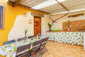 uma sala de jantar com mesa e cadeiras em Vivienda Vacacional Folillo em San Nicolás