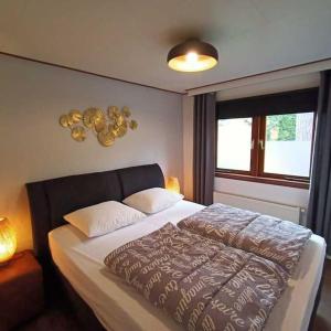 Fenced Backyard with Covered Porch and Free Bikes في Doornspijk: غرفة نوم بها سرير ونافذة