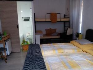 1 Schlafzimmer mit 2 Betten und 1 Etagenbett in der Unterkunft Kőszeghegyalja Vendégház in Horvátzsidány