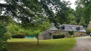 an old stone house in the middle of a field at Gîte du Nouveau Monde in Langoëlan
