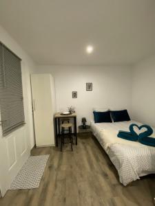Posteľ alebo postele v izbe v ubytovaní Cozy place