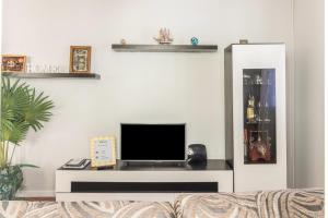 TV a/nebo společenská místnost v ubytování Home Away From Home
