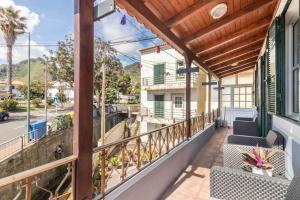 d'un balcon avec des chaises et une vue sur la rue. dans l'établissement Home Away From Home, à Caniçal