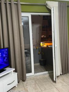 TV a/nebo společenská místnost v ubytování Downtown Retreat "Spiranca"