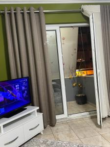 TV a/nebo společenská místnost v ubytování Downtown Retreat "Spiranca"