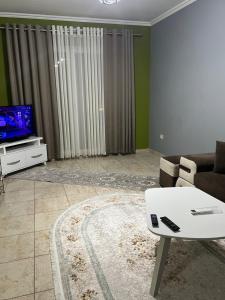TV a/nebo společenská místnost v ubytování Downtown Retreat "Spiranca"