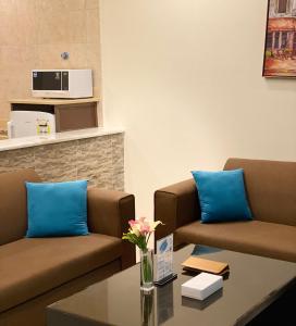 una sala de espera con 2 sofás y una mesa de centro en Samaa Eva Resort en Abha