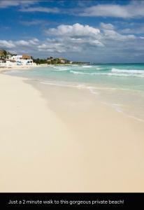 una spiaggia bianca con l'oceano e l'acqua di Mayan Riviera Jewel, Private Beach a Puerto Morelos