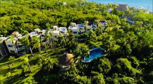 una vista aerea di un resort con palme di Mayan Riviera Jewel, Private Beach a Puerto Morelos
